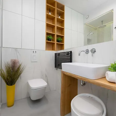 Air-conditioned With Balcony In By Renters 华沙