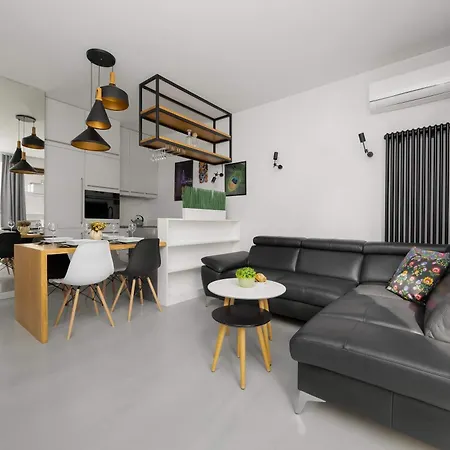 Air-conditioned With Balcony In By Renters Daire Varşova